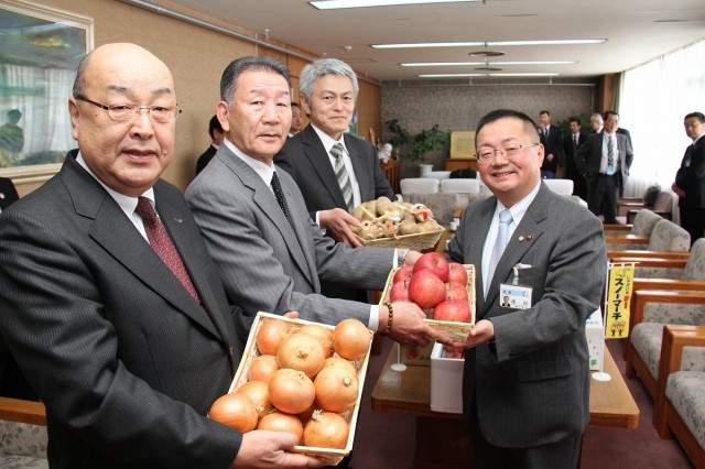 給食食材贈呈の様子