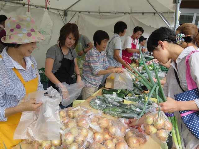 野菜市の様子