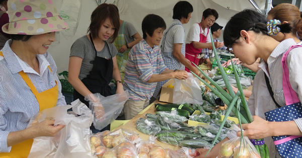 JAきたみらい女性部が野菜市を続々開催！ 新鮮野菜を格安で味わって♪