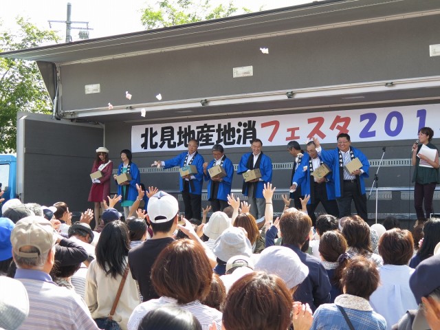 地産地消フェスタ 餅まきの様子