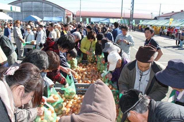 昨年の玉ねぎ詰め放題の様子