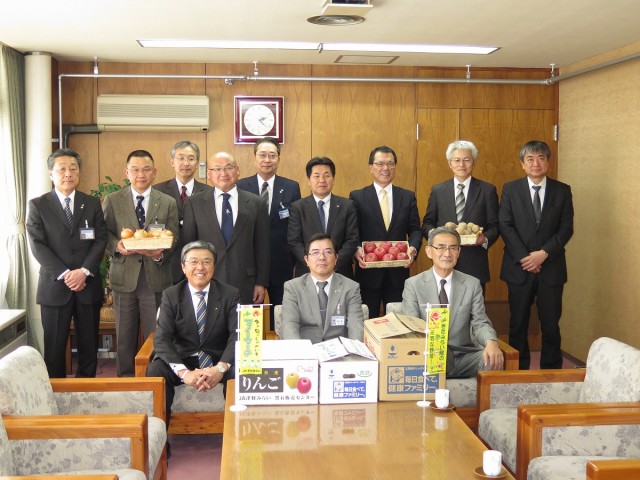 給食食材贈呈の様子