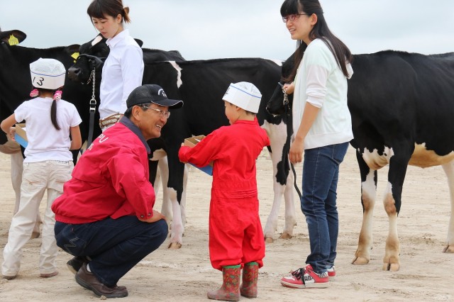 参加賞を受け取る子どもたち