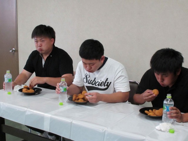 たまコロ大食い対決練習風景2