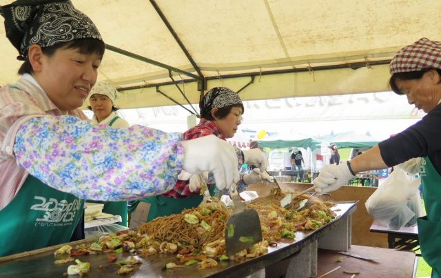 焼きそば調理の様子