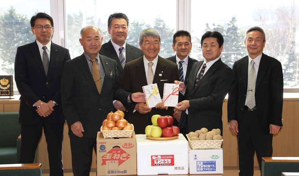 今年も北見市・訓子府町・置戸町に玉ねぎ、じゃがいも、りんごを贈呈しました