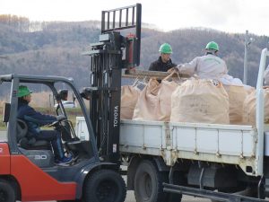 廃プラスチック回収作業の様子1