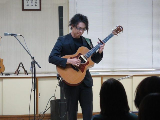 演奏する遠藤正人さん