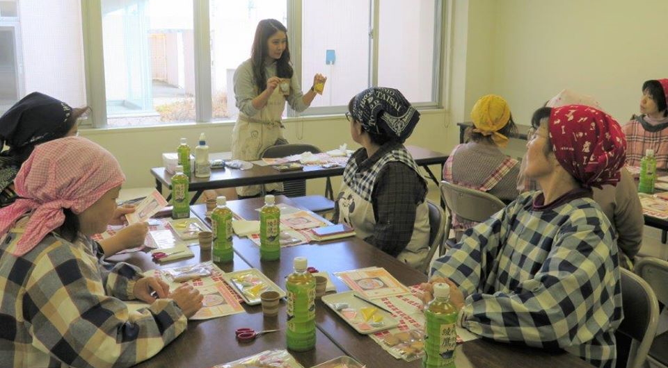 JAきたみらい女性部上常呂支部が冬期研修会でアイシングクッキー作りました
