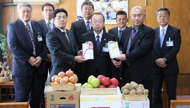 玉ねぎ、じゃがいも、津軽りんごを今年度も学校給食へ贈りました