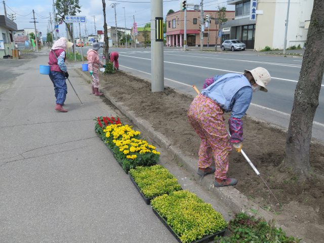 花壇づくりの様子1