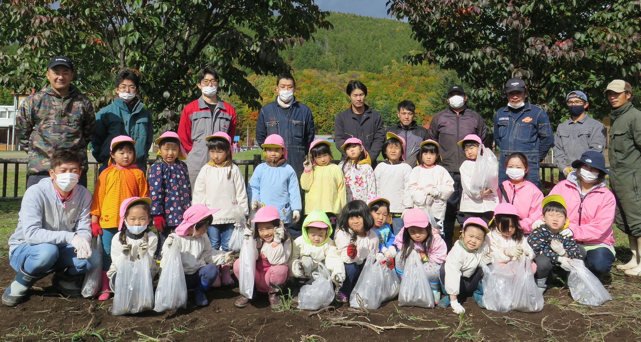 園児たちが小さな体で力いっぱい野菜を収穫！～青年部南支部 食農教育活動～