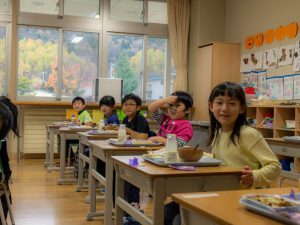 置戸小学校給食の様子2