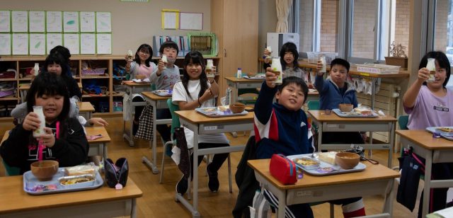 食農教育活動で地産地消！ 置戸町の学校給食にきたみらい牛乳が登場