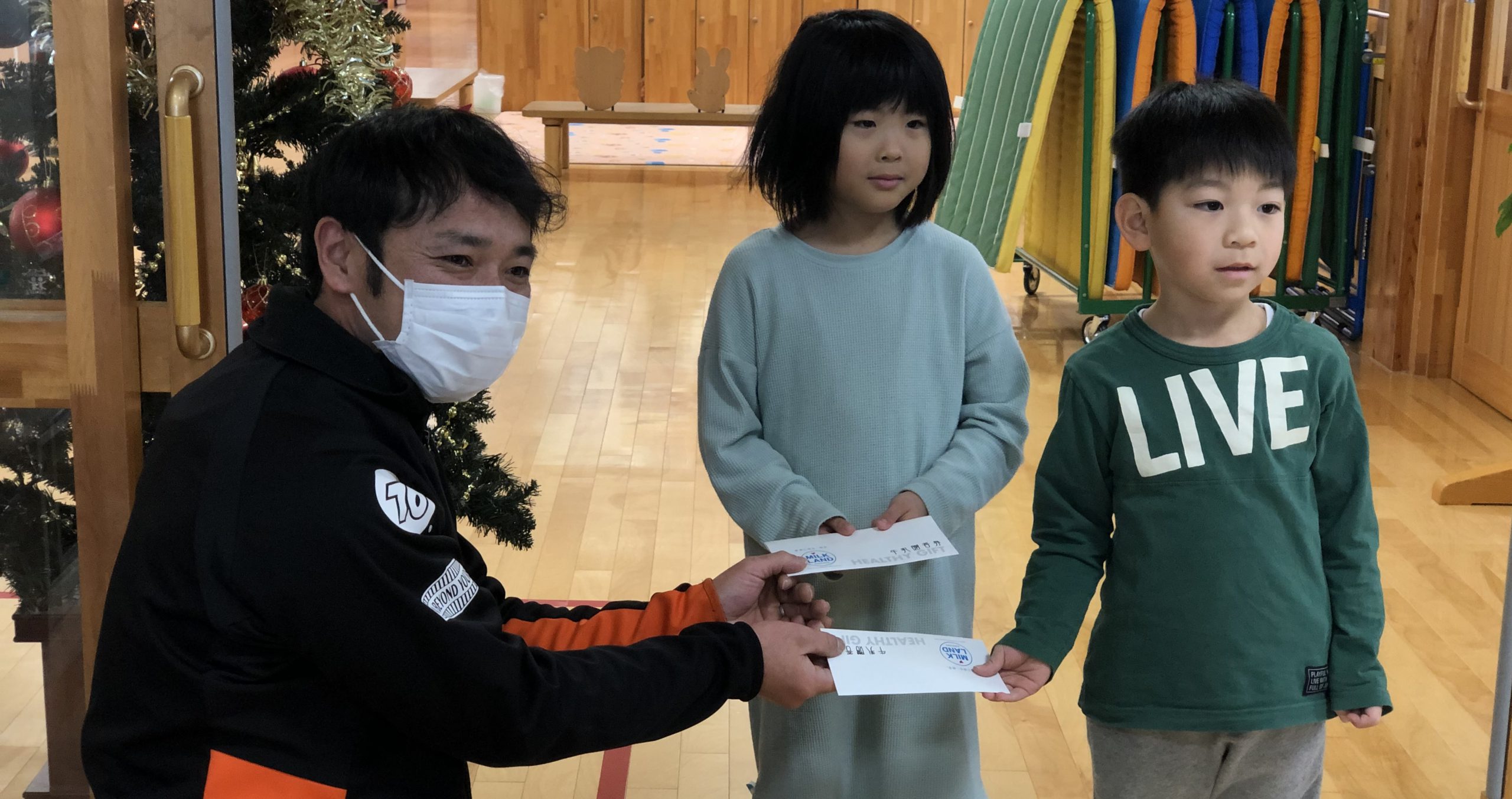 置戸町の酪農推進協議会が、子どもたちへ牛乳券を贈呈！
