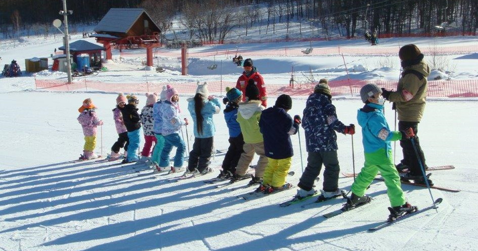 留辺蘂（るべしべ）地区の農業青年たちが、学校のスキー授業を支えています！