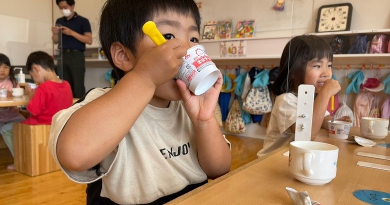 牛乳の消費拡大へ！ 訓子府町の認定こども園での牛乳プリン寄贈の様子をご紹介します