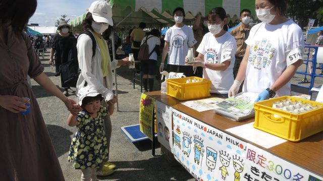 北見地産地消フェスタ2022で「きたみらい牛乳」配布