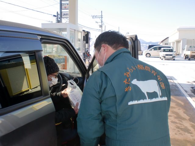 JAきたみらい ホクレン給油所で牛乳プレゼント